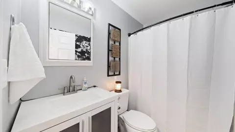 Bath - 662 E Robinson Ave, Crestview, FL 32539 photo 1 of 2
