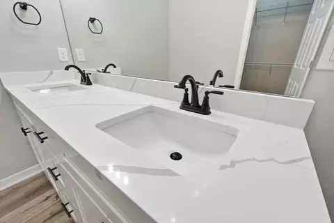 Bath - 6140 Clover St, Crestview, FL 32539 photo 4 of 7