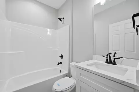 Bath - 6140 Clover St, Crestview, FL 32539 photo 1 of 7