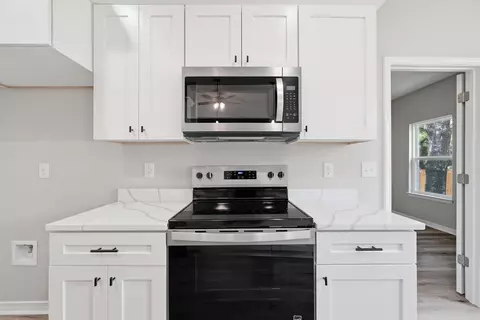 Kitchen - 6140 Clover St, Crestview, FL 32539 photo 3 of 4