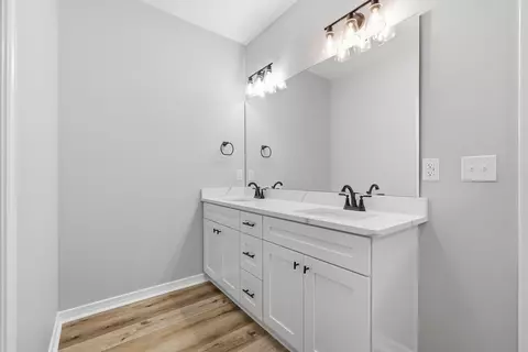 Bath - 6140 Clover St, Crestview, FL 32539 photo 3 of 7