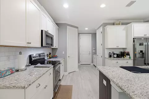 Kitchen - 76 Oaktree Blvd, Freeport, FL 32439 photo 4 of 6