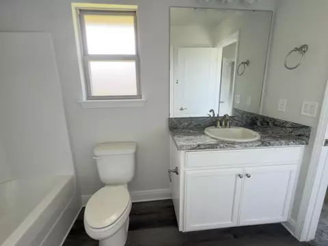 Bath - 2112 Queen St, Crestview, FL 32536 photo 1 of 5