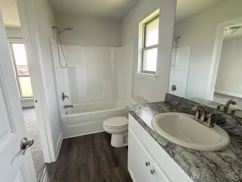 Bath - 2112 Queen St, Crestview, FL 32536 photo 2 of 5
