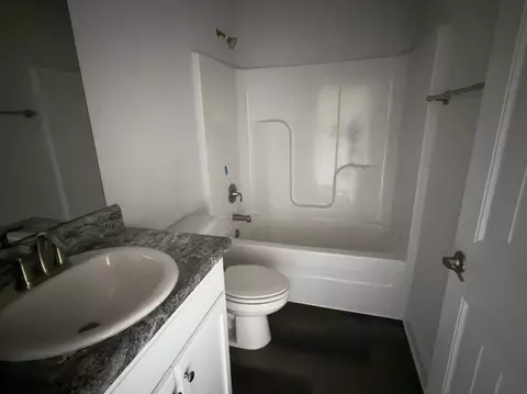 Bath - 2112 Queen St, Crestview, FL 32536 photo 3 of 5