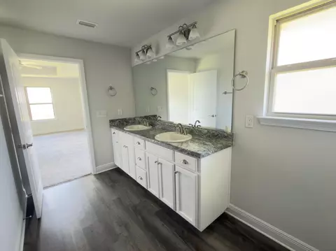 Bath - 2112 Queen St, Crestview, FL 32536 photo 5 of 5