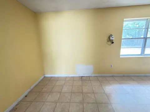 Living - 516 Forrest Ct, Crestview, FL 32539 photo 4 of 7