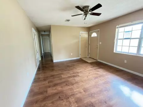 Living - 516 Forrest Ct, Crestview, FL 32539 photo 3 of 7