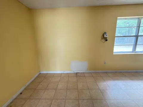 Living - 516 Forrest Ct, Crestview, FL 32539 photo 5 of 7