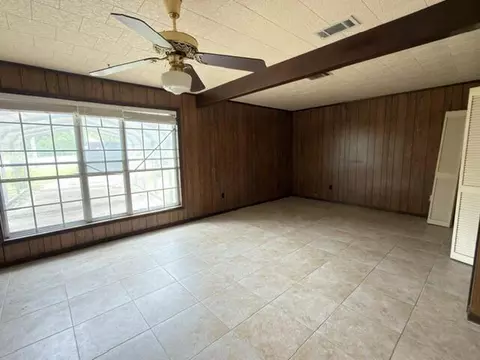 Living - 516 Forrest Ct, Crestview, FL 32539 photo 6 of 7