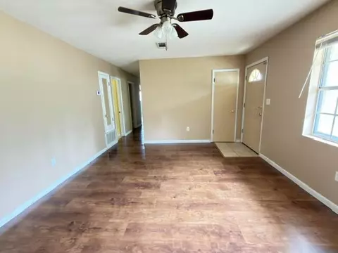 Living - 516 Forrest Ct, Crestview, FL 32539 photo 2 of 7
