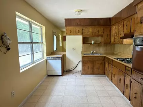 Kitchen - 516 Forrest Ct, Crestview, FL 32539 photo 1 of 1