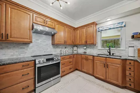 Kitchen - 1197 Sioux Cir, Crestview, FL 32536 photo 5 of 9