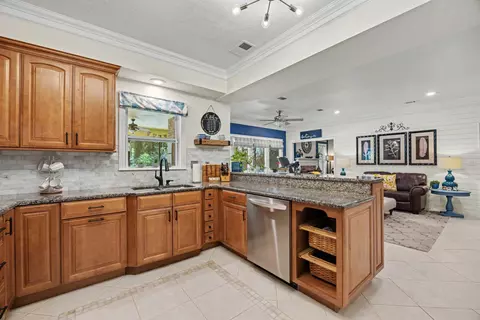 Kitchen - 1197 Sioux Cir, Crestview, FL 32536 photo 6 of 9