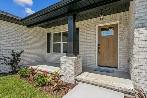 Exterior - 249 Paradise Palm Cir, Crestview, FL 32536 photo 4 of 11