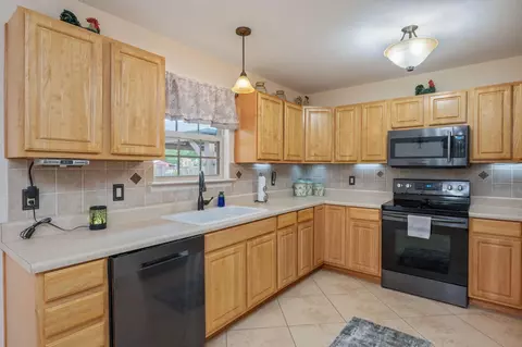 Kitchen - 4216 Painter Branch Rd, Crestview, FL 32539 photo 2 of 4