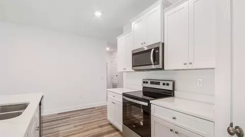 Kitchen - 94 E Gray Owl Dr, Freeport, FL 32439 photo 3 of 4