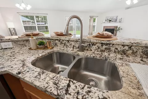 Kitchen - 5302 Marilea Ct, Crestview, FL 32536 photo 5 of 8