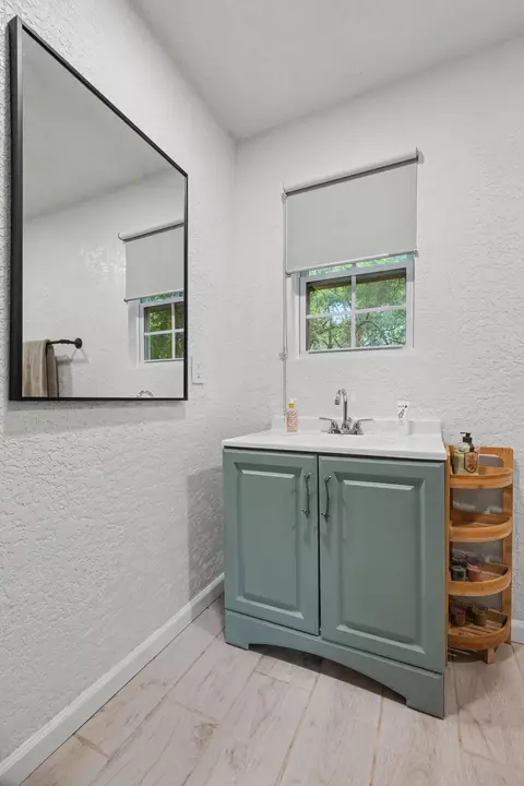 Bath - 156 S Lindberg St, Crestview, FL 32536 photo 5 of 6