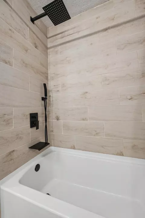 Bath - 156 S Lindberg St, Crestview, FL 32536 photo 4 of 6