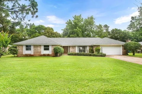 69 Country Club Rd, Shalimar, FL 32579