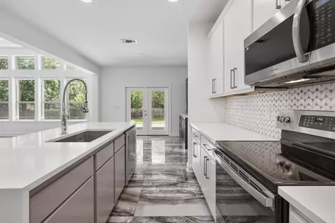 Kitchen - 201 Canopy Cv, Freeport, FL 32439 photo 2 of 5
