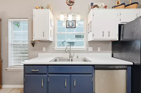 Kitchen - 181 Wright Cir, Niceville, FL 32578 photo 4 of 8