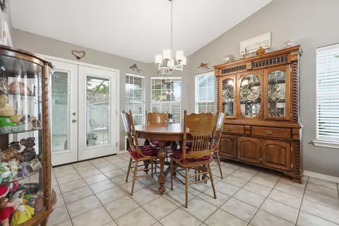 Dining - 181 Wright Cir, Niceville, FL 32578 photo 3 of 4