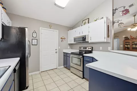 Kitchen - 181 Wright Cir, Niceville, FL 32578 photo 2 of 8