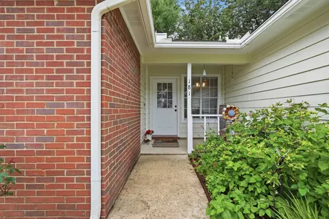 Exterior - 181 Wright Cir, Niceville, FL 32578 photo 5 of 17