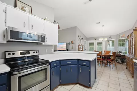 Kitchen - 181 Wright Cir, Niceville, FL 32578 photo 7 of 8