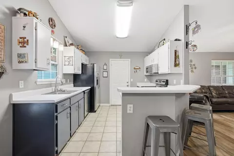 Kitchen - 181 Wright Cir, Niceville, FL 32578 photo 3 of 8