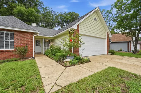 Exterior - 181 Wright Cir, Niceville, FL 32578 photo 4 of 17