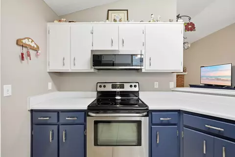 Kitchen - 181 Wright Cir, Niceville, FL 32578 photo 6 of 8