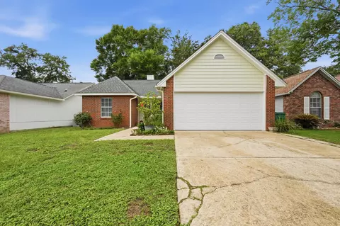 Exterior - 181 Wright Cir, Niceville, FL 32578 photo 2 of 17
