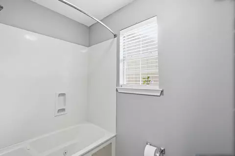 Bath - 181 Wright Cir, Niceville, FL 32578 photo 3 of 5