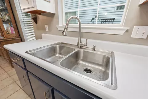 Kitchen - 181 Wright Cir, Niceville, FL 32578 photo 5 of 8