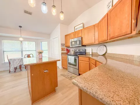 Kitchen - 6214 Flash Ln, Crestview, FL 32536 photo 4 of 6