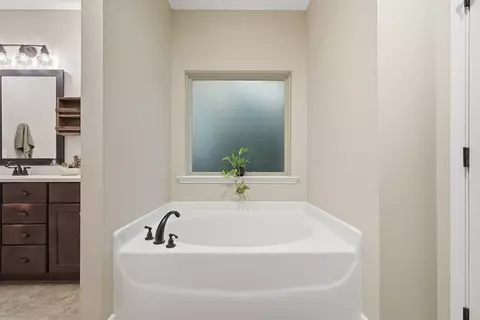 Bath - 5463 Monterrey Rd, Crestview, FL 32539 photo 5 of 8