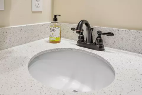 Bath - 5463 Monterrey Rd, Crestview, FL 32539 photo 8 of 8