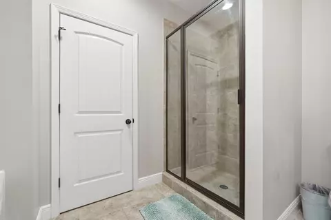 Bath - 5463 Monterrey Rd, Crestview, FL 32539 photo 3 of 8