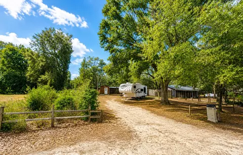 1129 Juniper Lake Dr, Defuniak Springs, FL 32433