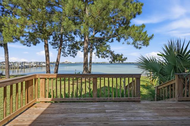229 Shalimar Dr, Shalimar, FL 32579