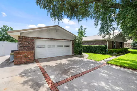 21 Pebble Beach Dr, Shalimar, FL 32579
