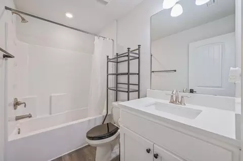 Bath - 5737 Marigold Loop, Crestview, FL 32539 photo 5 of 5
