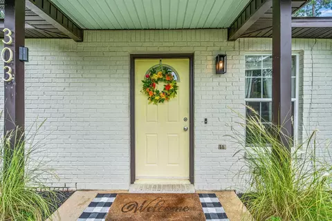 Exterior - 303 Runnymeade Dr, Crestview, FL 32539 photo 2 of 7