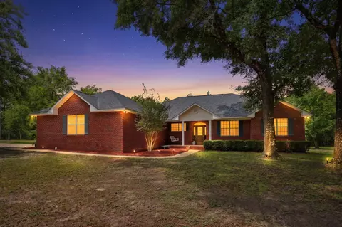 5870 Oakcrest Dr, Crestview, FL 32539