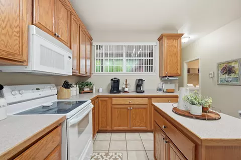 Kitchen - 5870 Oakcrest Dr, Crestview, FL 32539 photo 6 of 7
