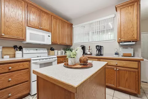 Kitchen - 5870 Oakcrest Dr, Crestview, FL 32539 photo 2 of 7
