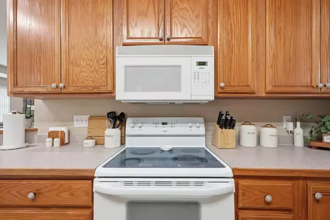 Kitchen - 5870 Oakcrest Dr, Crestview, FL 32539 photo 4 of 7